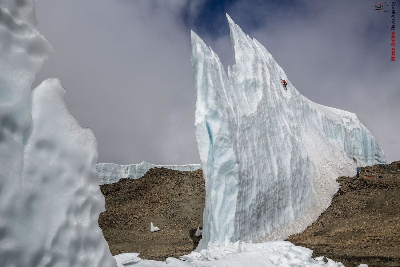 فردی درحال بالارفتن از کوه یخی درکلیمانجارو