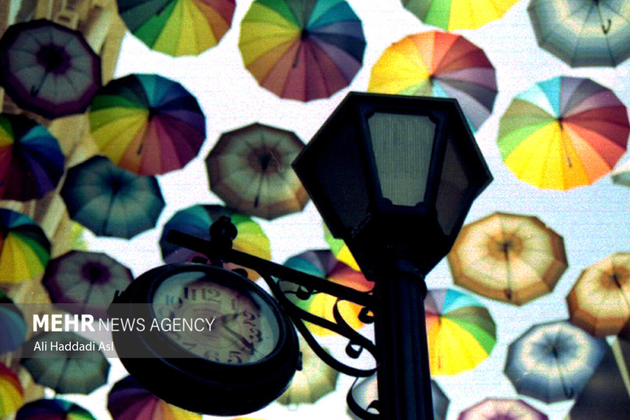 چند سالی ست که استفاده از چتر برای تزئین خیابان و معابر بسیار دیده می شود