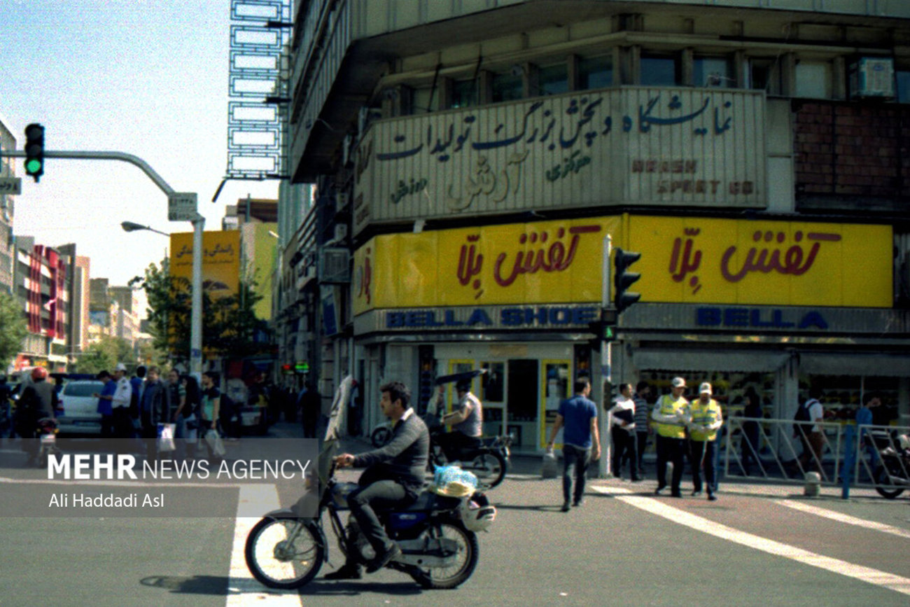 یکی از نمادهای شهر تهران در روزگار سپری شده کفش های ایرانی نظیر کفش بلا بوده که امروزه تنها از آن ها یک سردر دکان باقی مانده