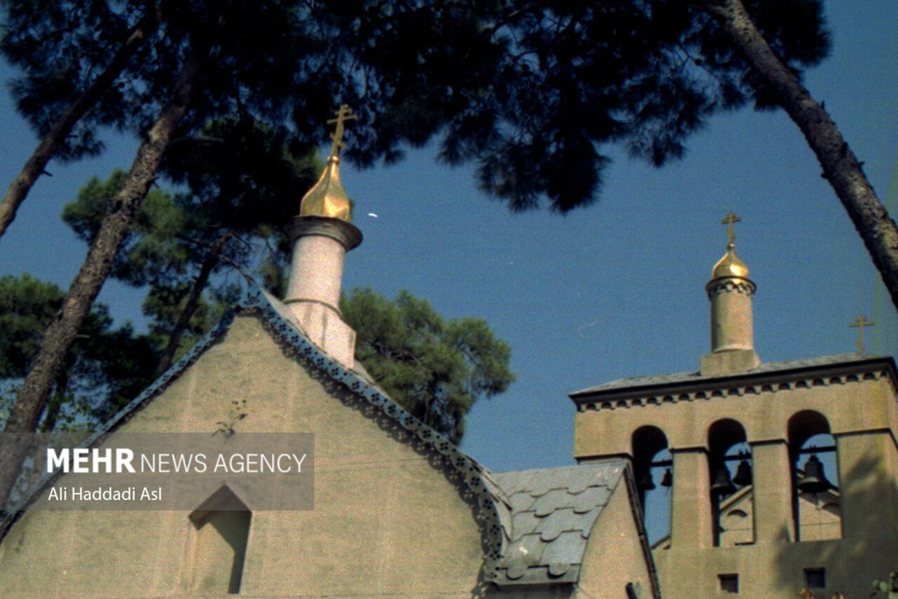 کلیسای نیکلای مقدس که در خیابان مفتح تهران بعد از خیابان طالقانی قرار دارد و یکی از قدیمی ترین کلیسای تهران است که در دهه بیست شمسی توسط مهاجران روسی ساخته شده است