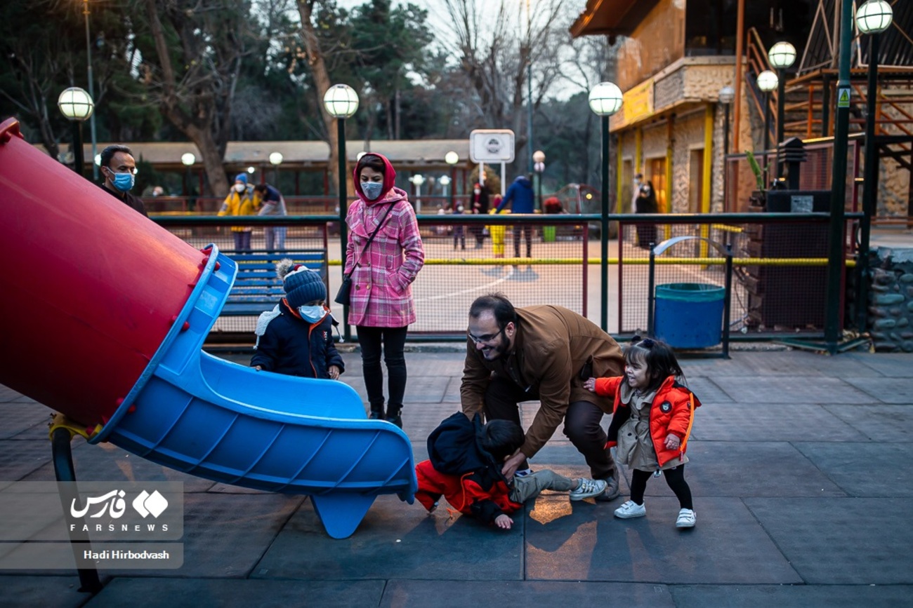توجه مردم حاضر در یکی از پارک های تهران به خانواده کرمی جلب شده است . آنها بی توجه به نگاه دیگران به بازی خود ادامه میدهند. 