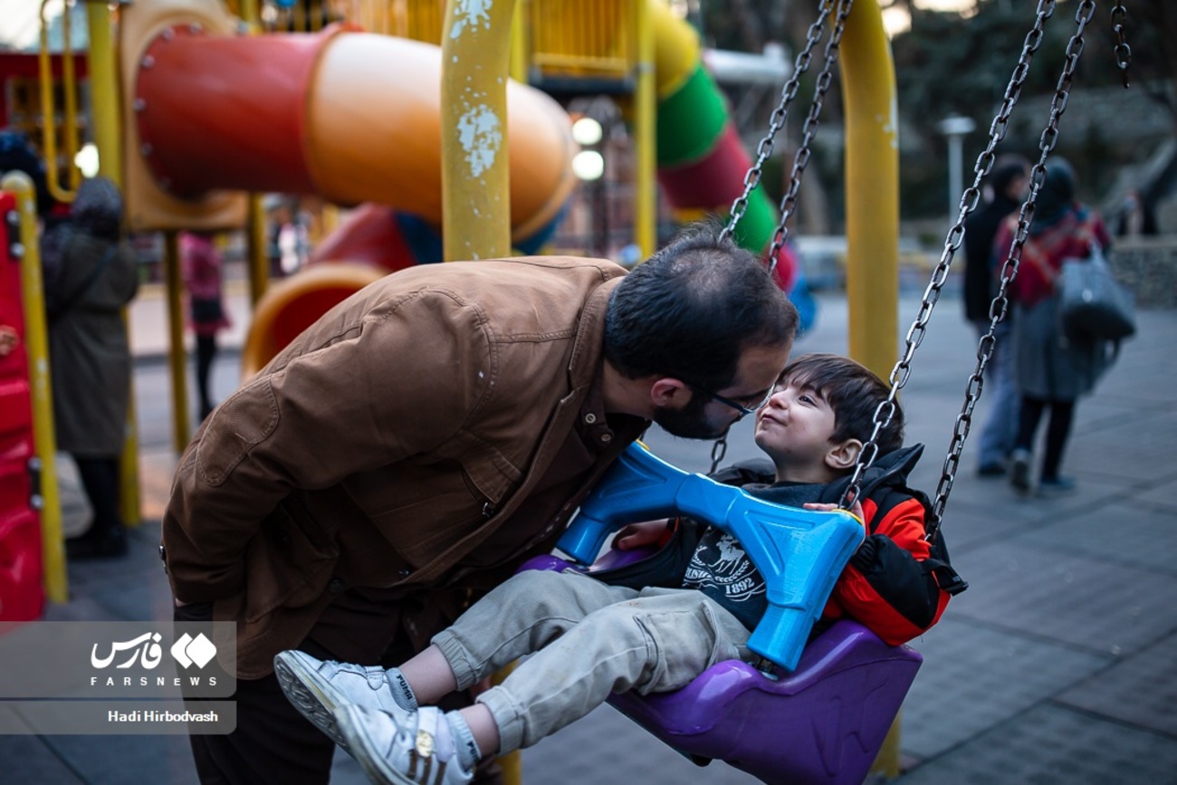 ارتباط محمد رضا با هر دو فرزندش به یک اندازه است و تفاوتی بین آنها قائل نمیشود 