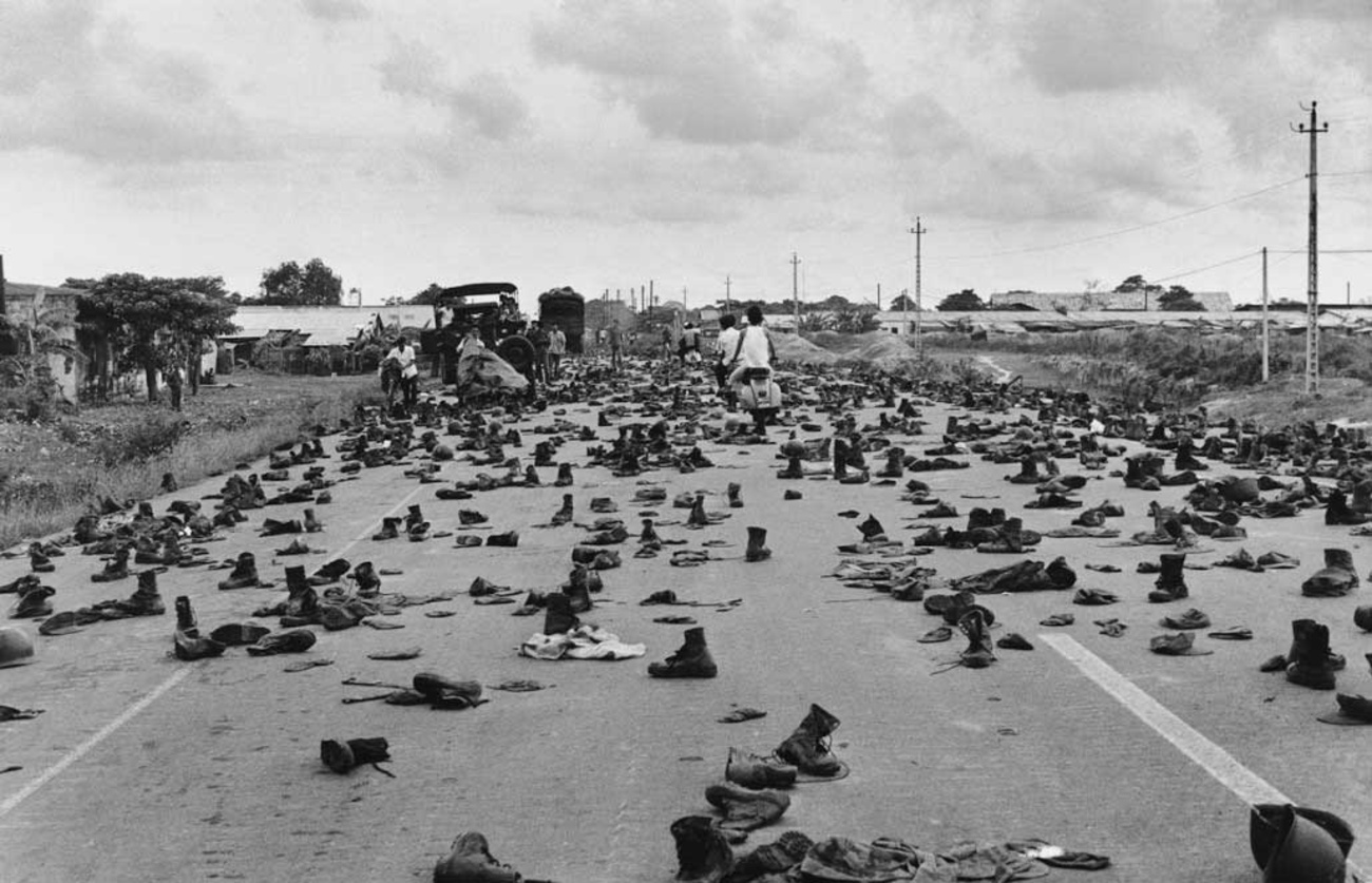 ۳۰ آوریل ۱۹۷۵؛ پوتین‌های سربازی، جاده‌های حومه سایگون را اشغال کرده‌اند. سربازان ارتش ویتنامی جنونی (ارتش جمهوری ویتنام) کفش‌ها و یونیفورم‌هایشان را رها کرده تا جایگاه و هویتشان را پنهان کنند. عکاس به یاد‌ می‌آورد: «هیچ‌وقت آن کفش‌ها و صدای بلند «گرومپ، گرومپ، گرومپ» که وقتی از روی آنها رد شدیم را فراموش نخواهم کرد. دهه‌های جنگ‌ به پایان رسید و ما بالاخره صلح داشتیم.» دوانگ ثانح فونگ، ویتنامی دیگر، انتشارات نشنال جیوگرافیک.