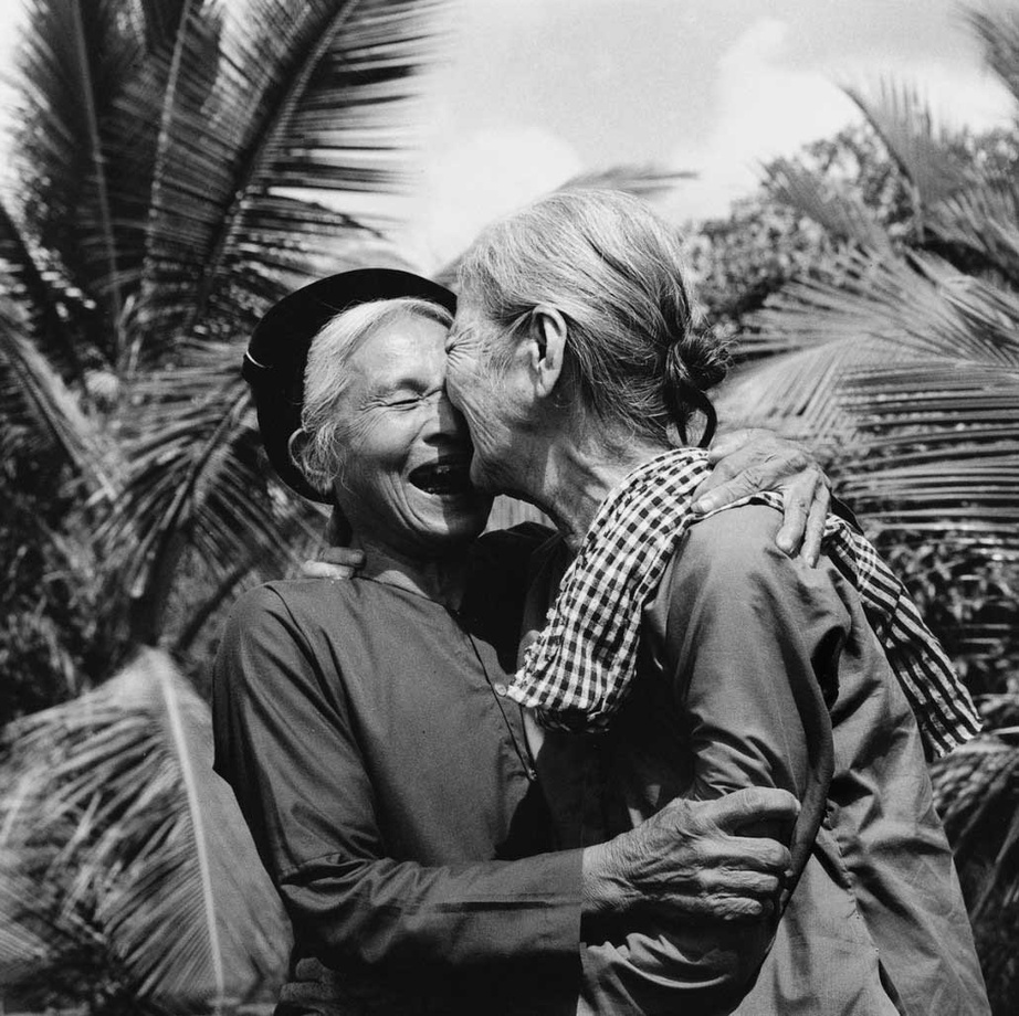 می ۱۹۷۵؛ کهنسالانی از جنوب و شمال ویتنام یکدیگر را در آغوش کشیده‌اند. آنقدری عمر کرده‌اند که یکی شدن دوباره ویتنام و رهایی از اشغال نیروهای خارجی را ببینند. وو آن خان، ویتنامی دیگر، انتشارات نشنال جیوگرافیک.