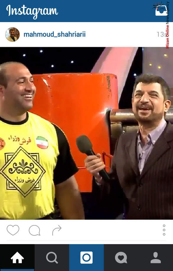محمود شهریاری در حال اجرای برنامه ویدئویی «مردان پولادین»