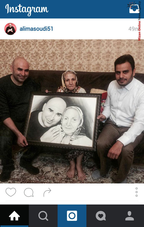 علی مسعودی در کنار مادرش