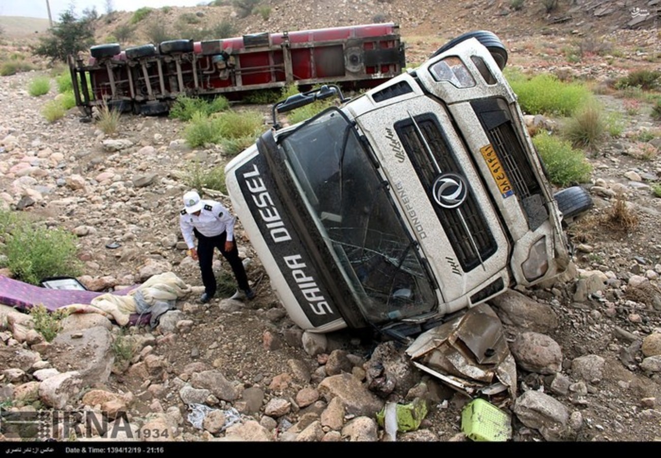 واژگونی کامیون ها در جاده بندر عباس