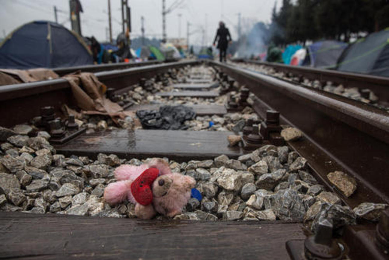  عروسک کودکان پناهجوی خاورمیانه ای روی ریل قطار منطقه مرزی یونان و مقدونیه 