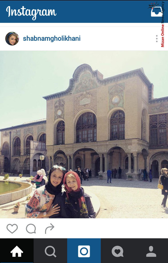 شبنم فلی خانی و مادرش در حال تهران گردی و گرفتن عکس یادگاری با عمارت مسعودیه