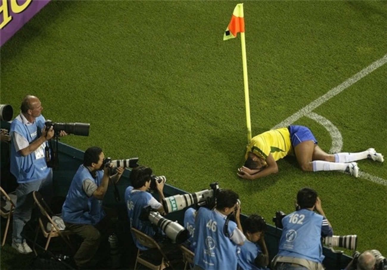 ریوالدو در دیدار برزیل مقابل ترکیه در جام جهانی 2002 دست خود را جلوی صورتش گرفت و قصد تمارض داشت در صورتی که دست بازیکن حریف به صورت وی برخورد نکرده بود و داور فریب این حرکت را خورد و بازیکن حریف را جریمه کرد.