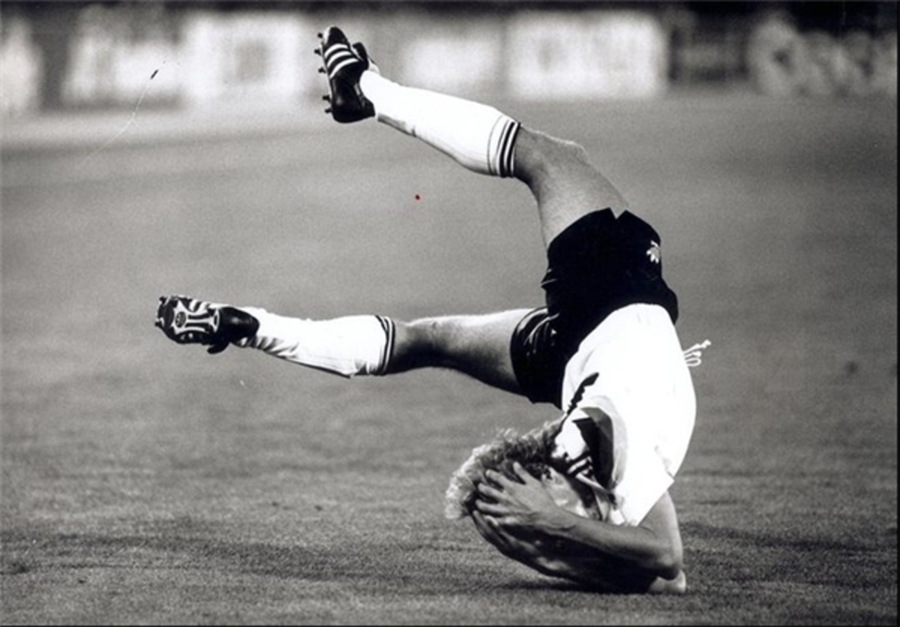 یورگن کلینزمن مهاجم اسبق تیم ملی آلمان در دیدار حساس و به یاد ماندنی مقابل آرژانتین در جام جهانی 1990 در حرکتی آکروبات خود را روز زمین انداخت که داور متقاعد به گرفتن خطا شد.