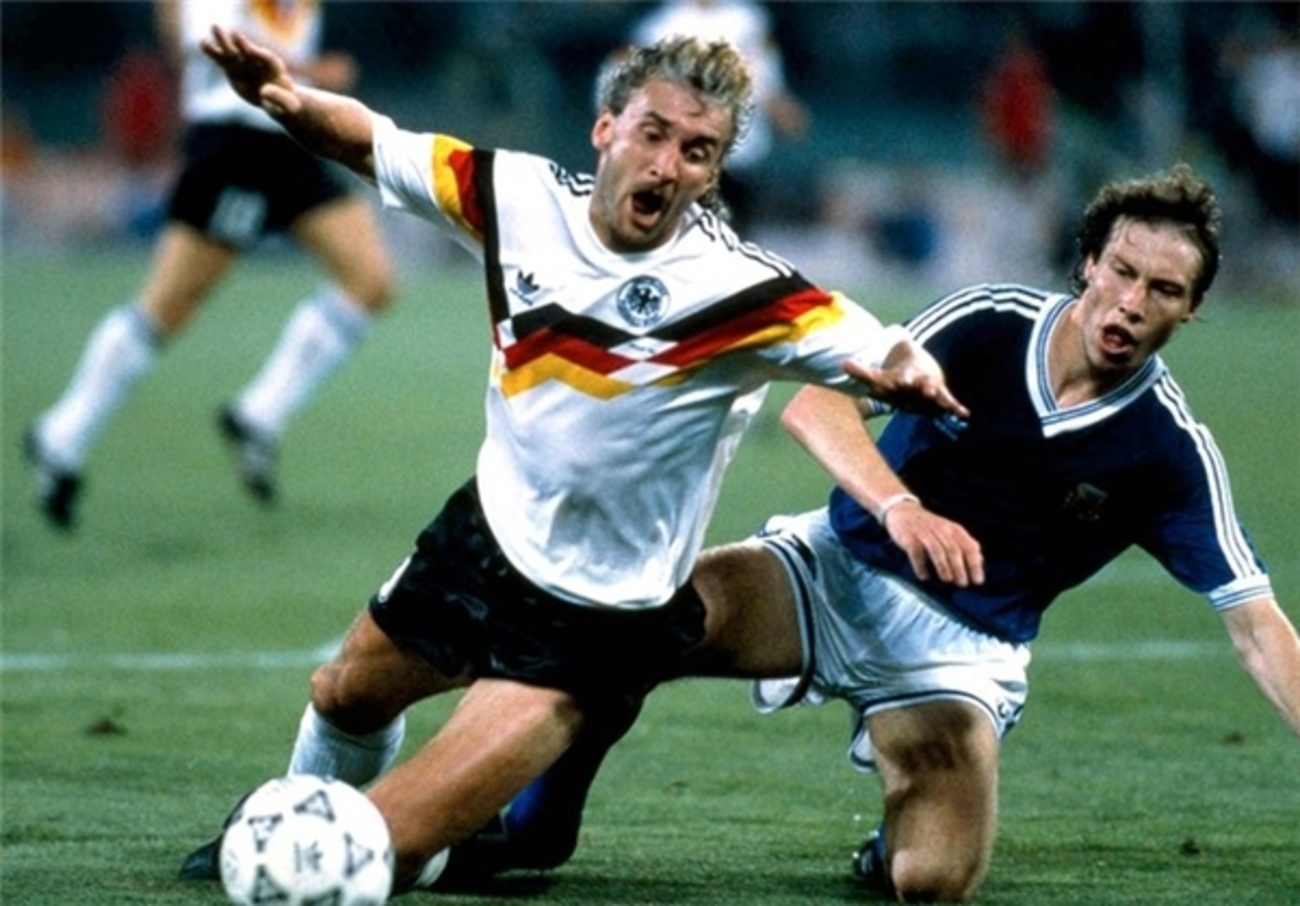 رودی فولر دیگر مهاجم تیم ملی آلمان نیز در جام جهانی 1990 در دیدار مقابل آرژانتین موفق به فریب داور شد این خطا مدت‌ها مورد توجه رسانه‌های قرار داشت و اظهار نظرهای جالبی در مورد آن شد.