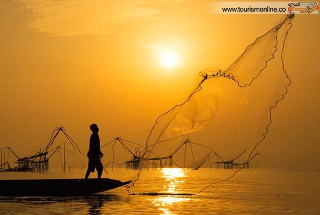مرد ماهیگیر، تایلند (این عکس برنده رقابت برترین تصاویر از محل کار شده است.)