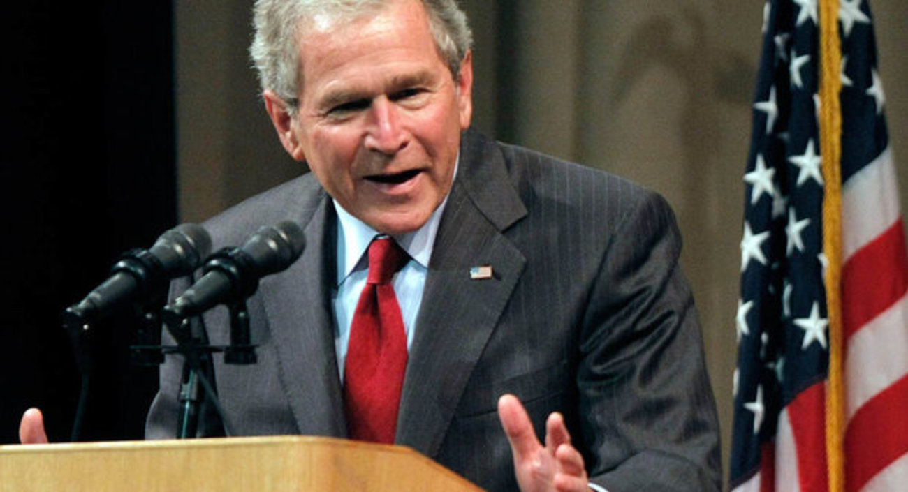 جرج دبلیو بوش

رئیس جمهور سابق ایالات متحده دوران بسیار طلایی را از نظر مالی بعد از ریاست جمهوری پشت سرگذاشته است. سخنرانی های آقای بوش بین ۱۰۰ تا ۱۷۵ هزار دلار قیمت دارد. او از سال ۲۰۰۹ تاکنون ۲۰۰ سخنرانی انجام داده است. با انجام چندعمل ساده ریاضی می توان فهمید که جرج بوش تنها بیش از ۳۰ میلیون دلار به تنهایی از سخنرانی هایش دریافت کرده است. این در حالی است که حقوق رئیس جمهور سالیانه ۴۰۰ هزار دلار است.