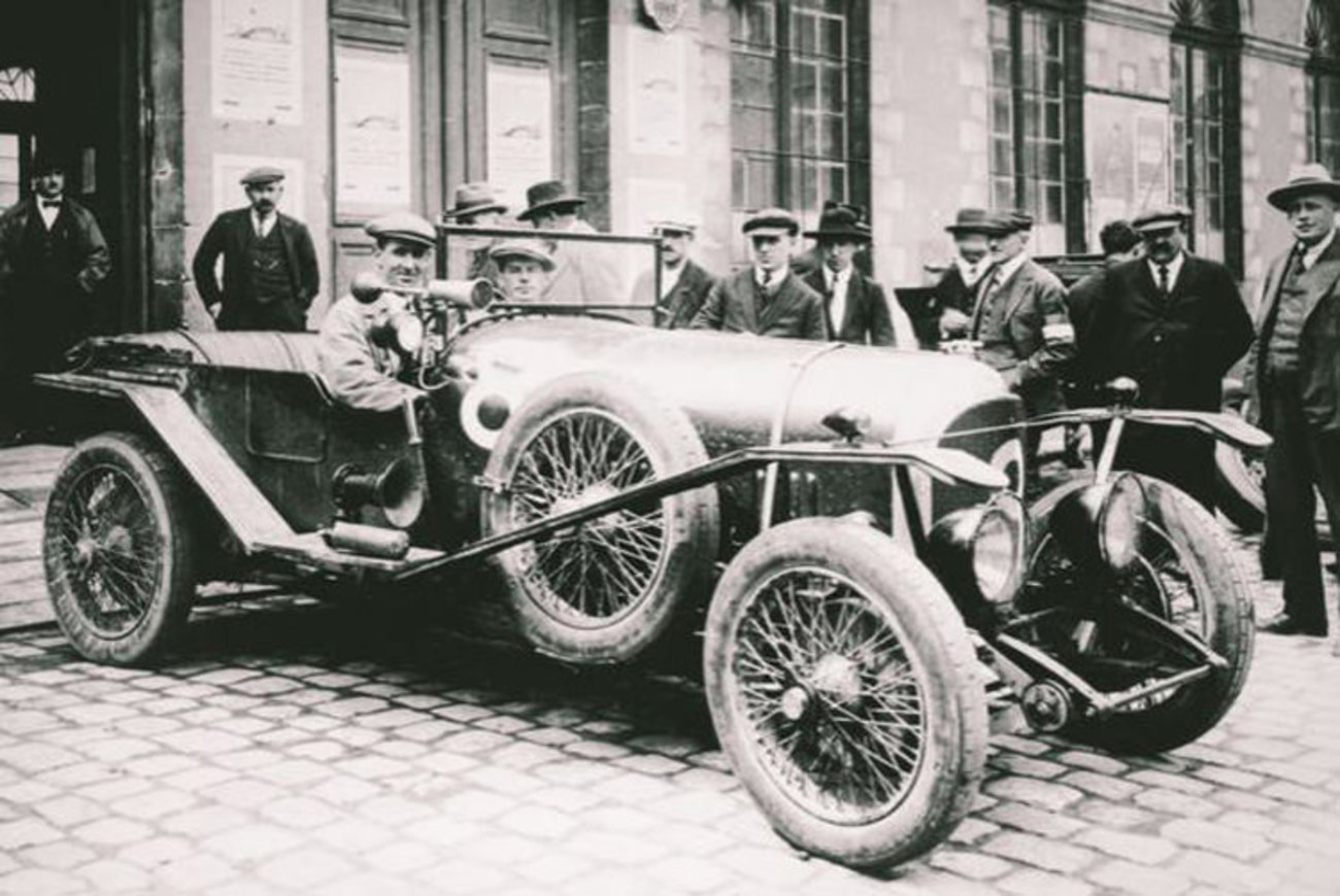 ۲. در ابتدا بنتلی علاقه‌ای به شرکت در مسابقات Le Mans نداشت - در سال ۱۹۲۳، تعدادی از مشتری‌های بنتلی با این شرکت تماس گرفته و خواستار حضور تیمی از بنتلی در یک مسابقه‌ ۲۴ ساعته که قرار بود توسط کشور فرانسه و در مکانی دوردست تحت عنوان Le Mans بودند. بنتلی (نفر وسط عکس بالا) سرانجام پذیرفت و جان داف و فرنک کلمنت در نخستین دوره‌ مسابقات ۲۴ ساعته‌ Le Mans به جایگاه چهارم دست یافتند. در سال بعد همان تیم به جایگاه اول رسید.