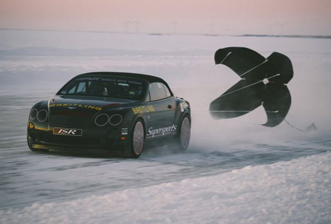 ۱۶. بله٬ درست است؛ مدل کانتیننتال GT میتواند با سرعت ۳۲۲ کیلومتر بر ساعت روی یخ حرکت کند!
این نخستین خودرویی است که توانسته این کار بزرگ را در سال ۲۰۰۷ و به رانندگی اسطورۀ فنلاندی رالی «جوها کانکونن» انجام دهد و به این موفقیت دست یابد.