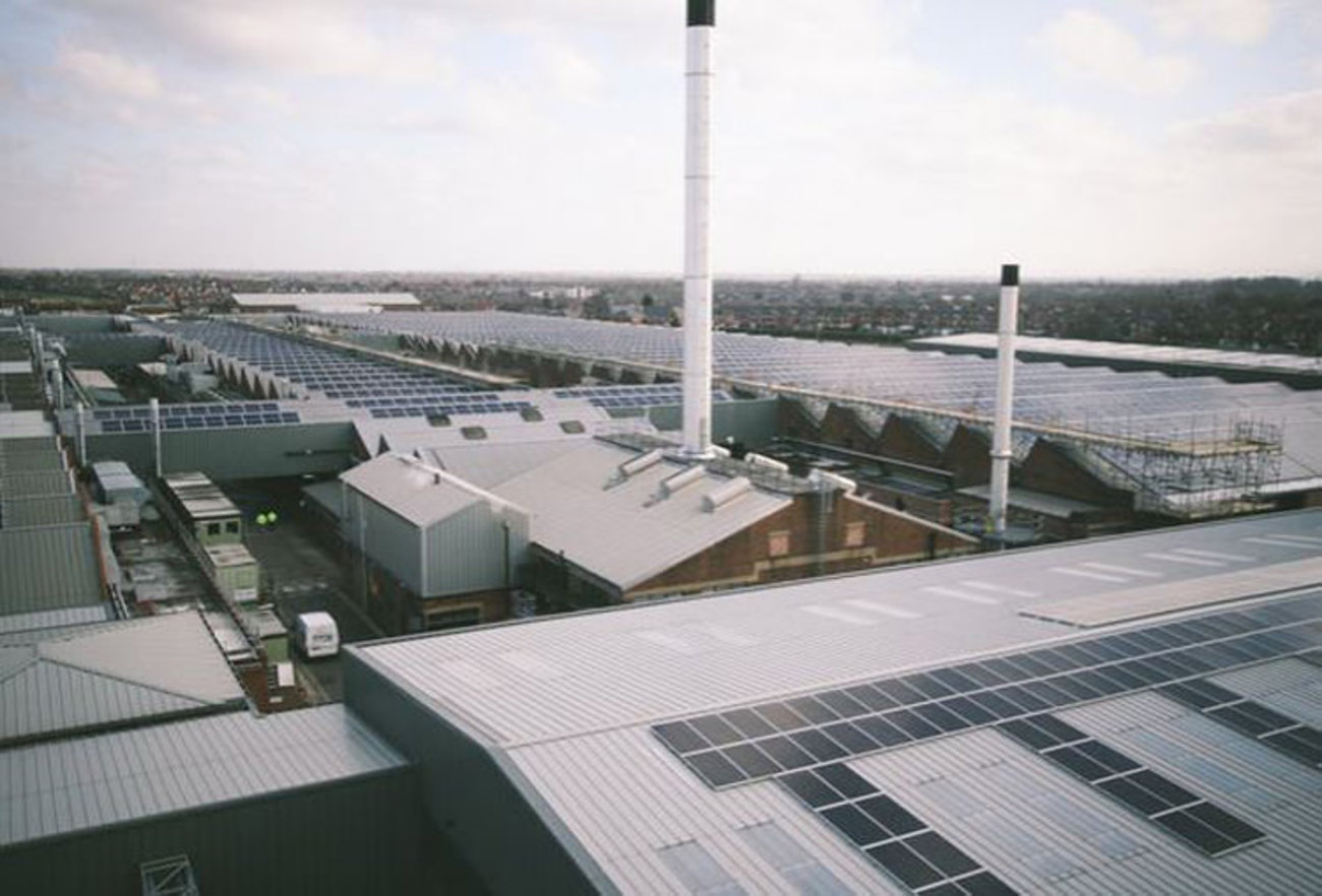 ۲۱. آنها بزرگترین سقف پنل خورشیدی را در بریتانیا دارند - در واقع این سقف های خورشیدی می‌تواند وقتی هوا آفتابی است، بیش از ۴۰ درصد از نیازهای برقی کارخانه را تأمین کند.