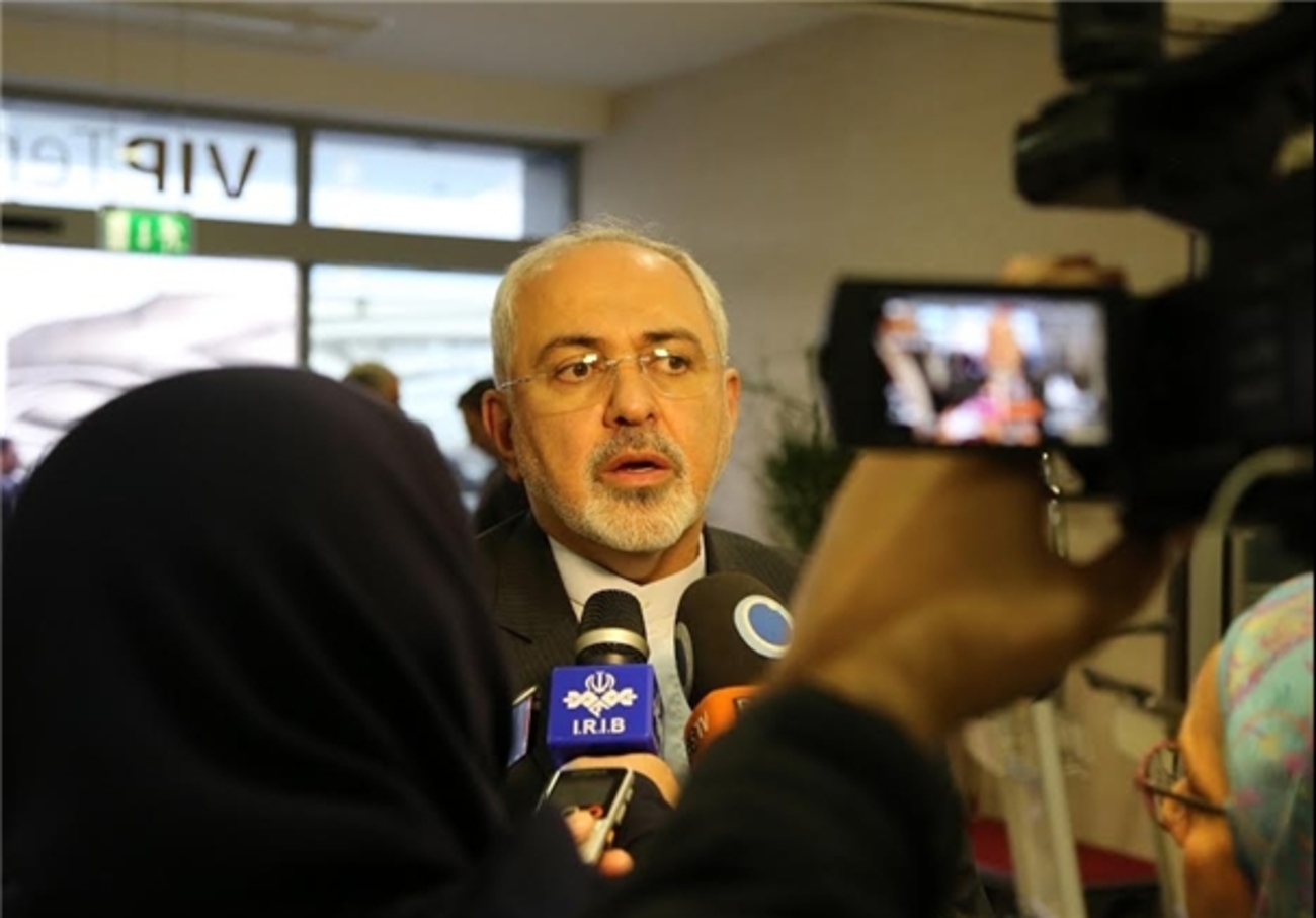 ظریف در بدو ورود به وین در جمع خبرنگاران
