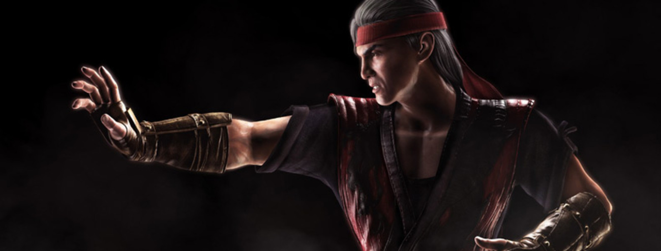 Liu Kong - پس از سری استریت فایتر، نوبت به Mortal Kombat می‌رسد تا شاهد حضور شخصیتی با الهام از بروسلی باشد. ولی برخلاف کپکام، سازندگان مورتال کامبت دقیقاً قصد نداشتند تا «لیو کانگ» شخصیتی مشابه بروسلی باشد و وی ابتدا قرار بود به عنوان یک راهب معبد با سر تراشیده در بازی ظاهر شود. ولی هو سونگ پاک، فرد ایفاگر نقش این شخصیت، قبول نمی‌کند که سازندگان موهای سرش را از ته بزنند و به همین دلیل لیو کانگ با ظاهری خلق می‌شود که کاملاً شبیه به بروسلی است. ولی جدا از بحث‌های ظاهری، کانگ از لحاظ سبک مبارزه و مهارت در استفاده از ضربات پا و پرش‌های بلند هم کاملا شبیه به لی است و جدا از آن، می‌تواند وارد حالت اژدها شود که از این حیث هم به دلیل لقب اژدهای بروسلی، شبیه به وی است.