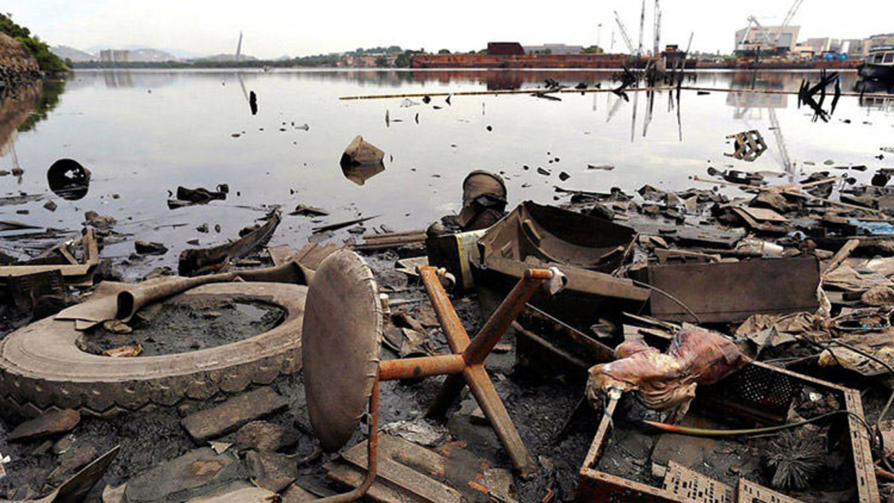  آلودگی خلیج گوانابارا - «خلیج گوانابارا» که در شرق ریو قرار گرفته، میزبان ورزش‌های آبی المپیک است. متأسفانه گوانابارا شهرتش را نه به خاطر میزبانی این رویداد بزرگ، بلکه به دلیل آلودگی بیش از اندازه آب خود بدست آورده است. این آلودگی به قدری زیاد است که در برخی نقاط این خلیج، فقط زباله‌ها و ماهی‌های مرده به جای آب قابل مشاهده هستند.

البته دولت برزیل قول داده است که ۸۰ درصد آلودگی خلیج را تا قبل از شروع المپیک پاکسازی کند، ولی حافظان محیط زیست این ادعا را وعده‌ای توخالی و غیرممکن می‌دانند. این مشکل از جهتی بحرانی شده که نه تنها می‌تواند باعث به خطر افتادن سلامتی صدها هزار نفر گردشگر و ورزشکار شود بلکه برگذاری ورزش‌های آبی مانند قایقرانی را نیز مختل می‌کند.