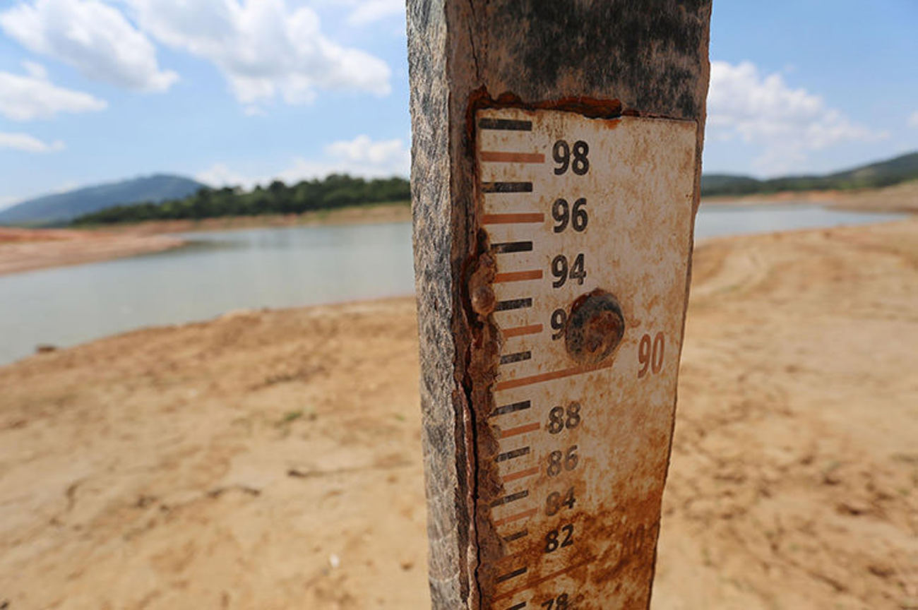 بحران انرژی - برزیل در حال حاضر از بدترین خشکسالی ثبت شده در ۴۰ سال اخیر رنج می‌برد. آب در مناطقی از سائوپائولو جیره‌بندی شده و ممکن است ریو شهر بعدی باشد. دلیلی که این اوضاع را وخیم می‌کند، تأمین ۷۰ درصدی انرژی برزیل از منابع آبی است. در نتیجه کمبود آب برابر با کمبود انرژی است.
«ادواردو براگا»، وزیر نیروی برزیل،‌ طی یک گزارش آماری شوک‌آور اعلام کرد. ذخایر آبی این کشور تنها ۱۷ درصد از ظرفیت کل خود را دارا هستند و اگر این مقدار به زیر ۱۰ درصد برسد، توربین‌های اصلی تولید برق از کار می‌افتند. اگر وضعیت به همین منوال پیش برود احتمالاً دولت برزیل برای برگذاری المپیک به همان راه‌حلی روی می‌آورد که ۲ سال پیش برای برگذاری جام جهانی فوتبال از آن استفاده کرد: تأمین انرژی از سوخت‌های فسیلی.