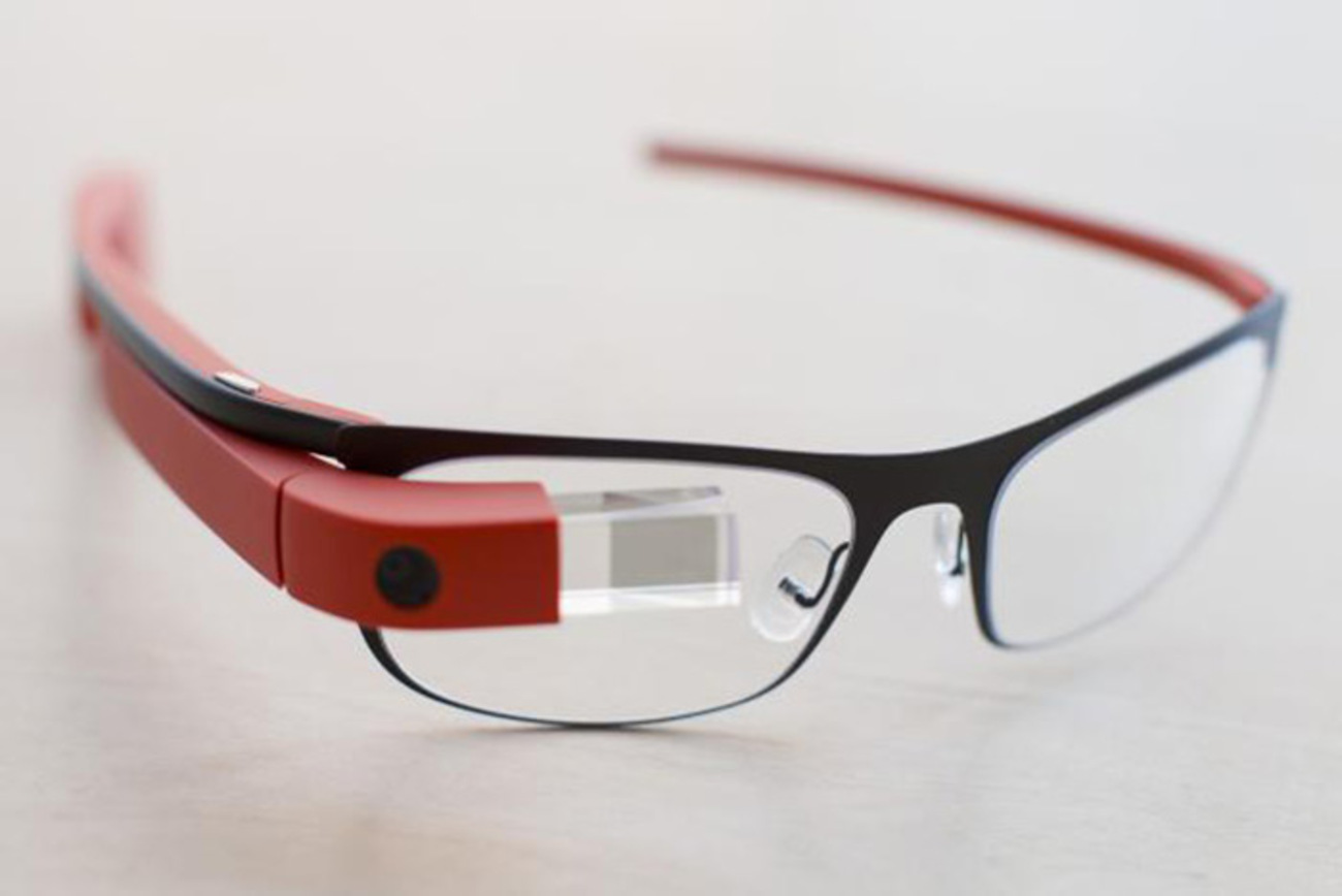Google Glass (عینک گوگل) - عینک گوگل برای افرادی که به مراسم تست بتای آن دعوت شده بودند، ۱۵۰۰ دلار هزینه داشت. این گجت هرگز به صورت عمومی عرضه نشد. این کامپیوتر قدرتمند که بر روی سر افراد قرار می‌گرفت، راه و روش‌های مهمی را برای آینده دستگاه‌های پوشیدنی، ارائه کرد. عینک گوگل نشان داد که طراحان مشغول کار روی دستگاه‌هایی هستند که روی صورت قرار گرفته و چالش‌های مختلفی را به وجود می‌آورند که مهم‌ترین آن، مشکلات مربوط به حریم خصوصی افراد است. به طور مثال توسط این عینک می‌شد به صورت مخفیانه از محیط‌های مختلف فیلم تهیه کرد، که باعث شد برخی رستوران‌ها و سینما‌ها استفاده از این وسیله را ممنوع اعلام کنند. اگر چه این پروژه در سال ۲۰۱۵ به صورت رسمی تعطیل شد، اما بسیاری از شرکت‌ها از جمله خود گوگل به دنبال دستیابی به واقعیت تکمیلی (نمایش اطلاعات کامپیوتری در دنیای واقعی) تکنولوژی هستند.