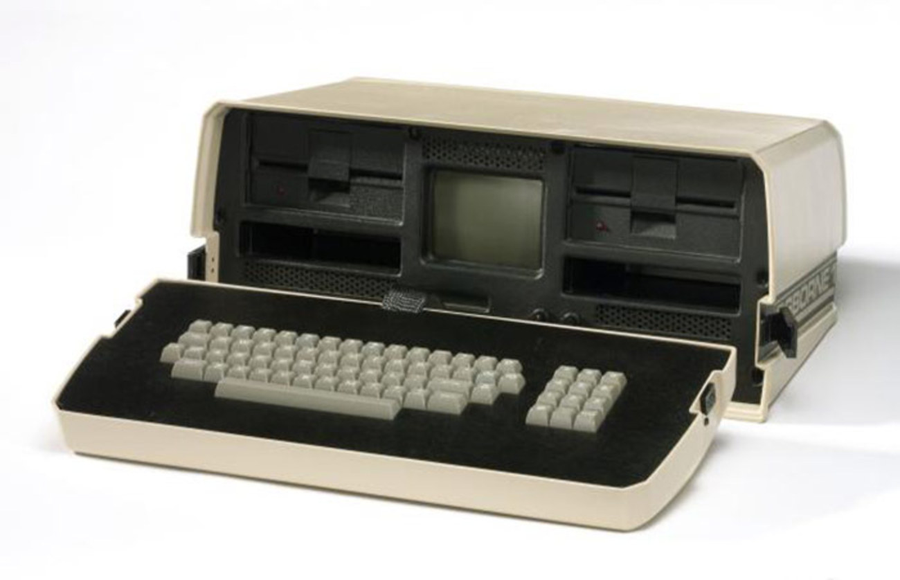 Osborne 1 - زمانی که در رابطه با کامپیوتر‌های قابل‌‌حمل فکر می‌کنید، احتمالاً Osborne 1 به فکر شما نمی‌رسد. این وسیله ۲۵ پوندی (حدود ۱۱ کیلو‌گرم) در سال ۱۹۸۱ مورد تأیید منتقدان قرار گرفت. مجله BYTE اعلام کرد که این وسیله 