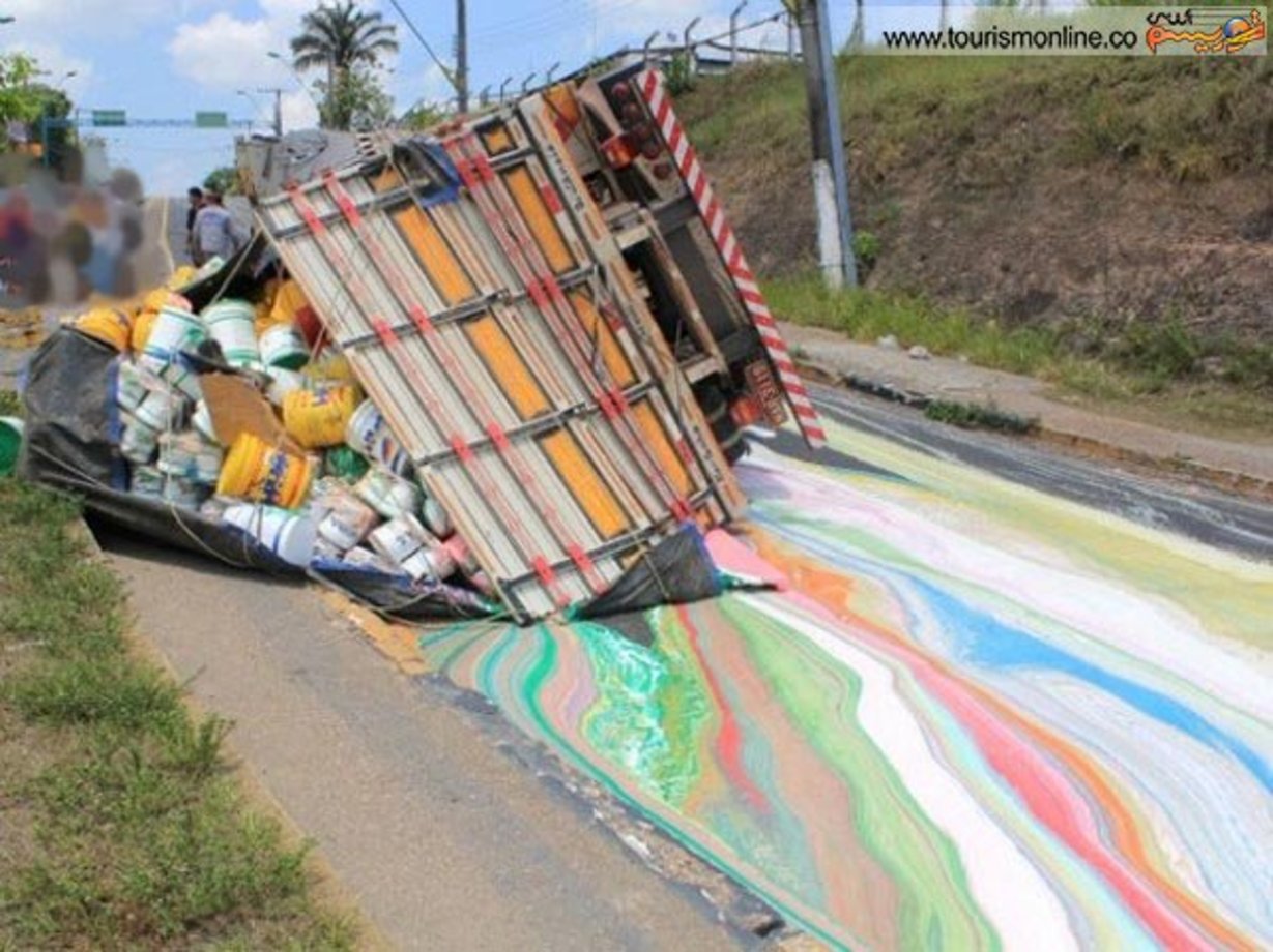 واژگونی کامیون رنگ در جاده