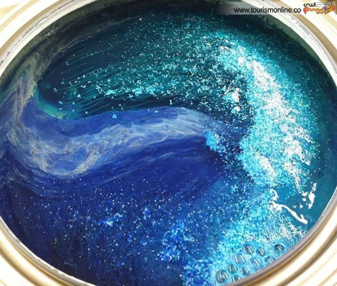 قبل از شروع یک نقاشی و مخلوط کردن چند رنگ که تصویری کهکشانی و یا شاید اقیانوسی به تصویر کشیده شده است.