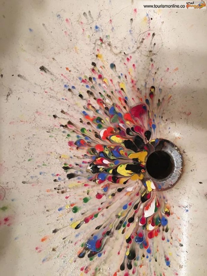 ریختن باقیمانده رنگ در سینک ظرفشویی