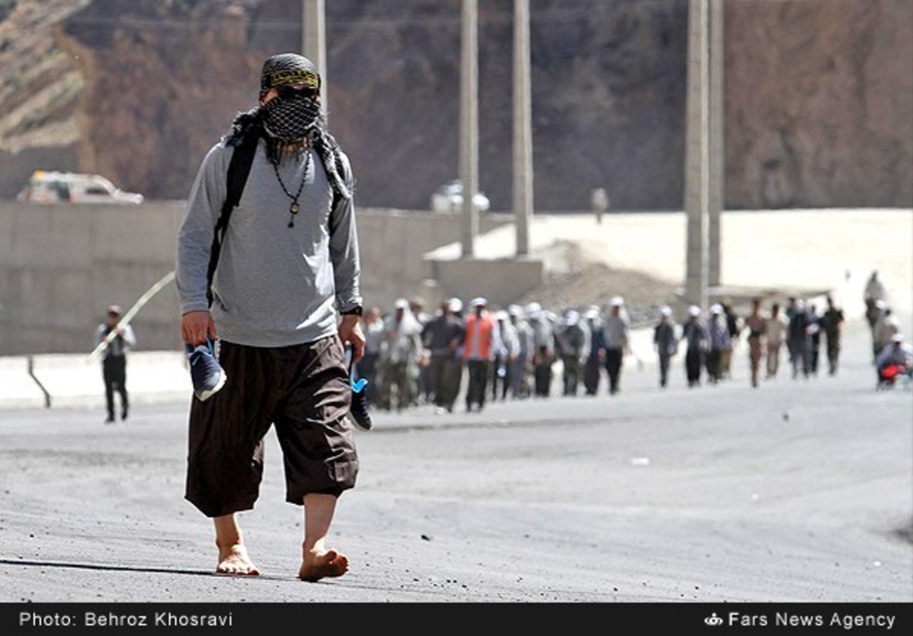 کاروان صد نفره زائران پیاده آملی مسافت 200 کیلومتری را برای رسیدن به حرم مطهر امام خمینی(ره) طی می کنند.