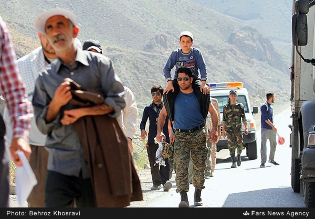 کاروان صد نفره زائران پیاده آملی مسافت 200 کیلومتری را برای رسیدن به حرم مطهر امام خمینی(ره) طی می کنند.