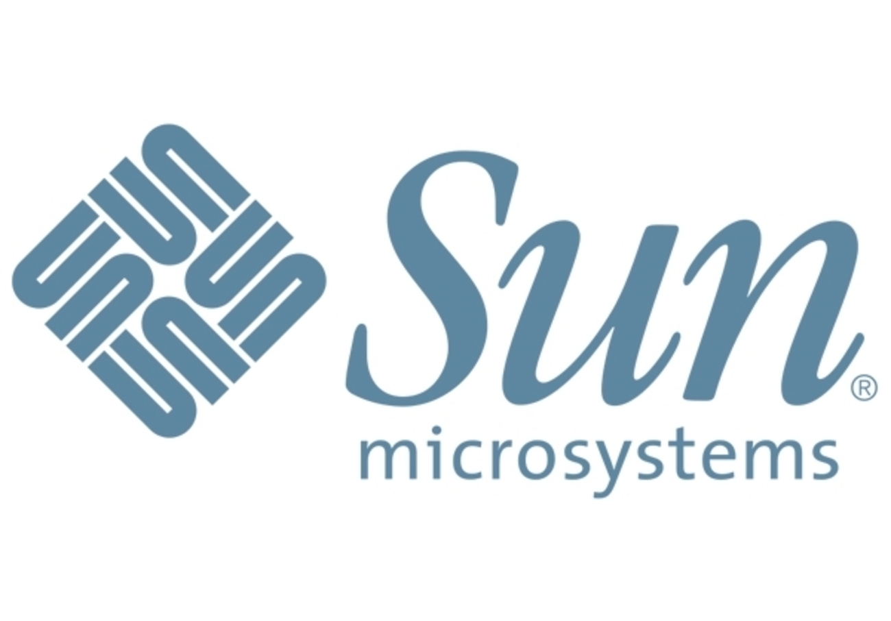 اما شاید جالب ترین این لوگوها، لوگوی شرکت Sun Microsystems باشد. شرکتی که قبل از آنکه به تملک اوراکل در آید، یکی از بزرگترین شرکت های فعال در عرصه رایانه و تکنولوژی های رایانه ای بوده است. لوگوی این شرکت یک آناگرام کامل و زیبا است. از هر طرف که آن را بخوانید کلمه Sun دیده می شود و البته به این موضوع نیز دقت کنید که در این لوگو به هیچ وجه حرف S به کار گرفته نشده است!