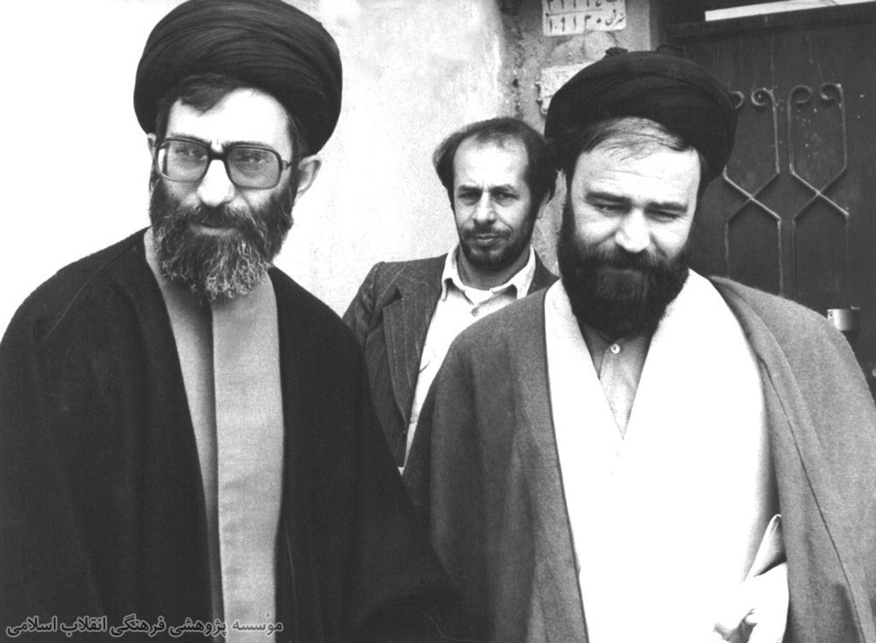 رهبر معظم انقلاب در کنار یادگار امام خمینی(ره)