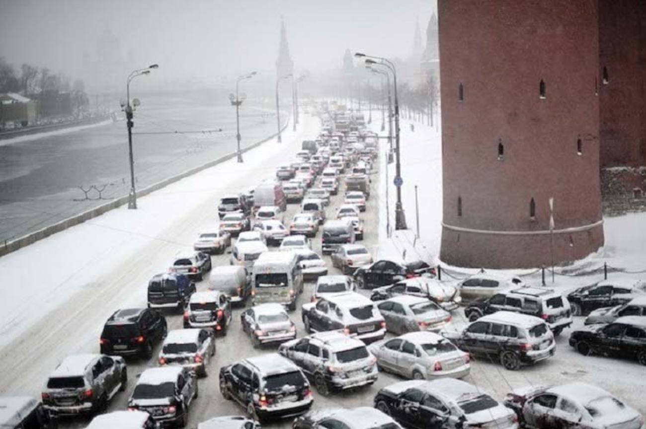 مسیر مسکو به سنت پترزبورگ - بزرگراه M-10 یکی از شلوغ‌‍‌ترین جاده‌های روسیه است که ارتباط بین مسکو و سنت پترزبورگ را برقرار می‌کند. در ۳۰ نوامبر ۲۰۱۲ کولاک در این جاده ایجاد ‍‌ترافیک کرد و وسایل نقلیه را تا ۳ روز متوقف ساخت. در این مدت کارگران سعی در تعمیر جاده برای به حرکت آوردن خودروها داشتند. مسئولان ذی‌ربط هم با ارائه‌ی چادر و دیگر امکانات به رانندگان مانده در راه کمک کردند تا این مدت زمان را سپری کنند.