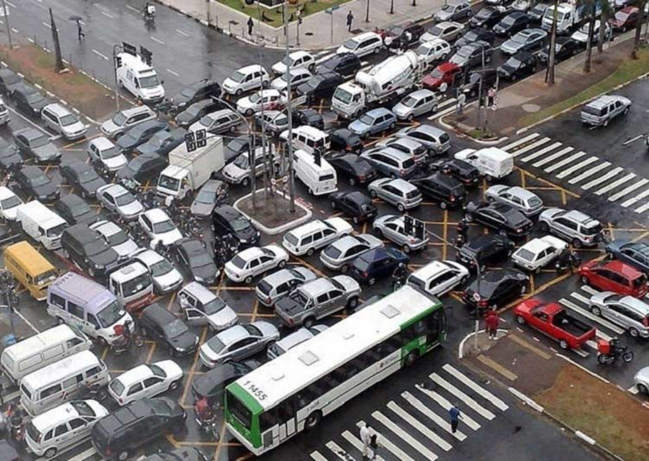 ترافیک در سائوپائولو - سائوپائولو بزرگترین شهر برزیل است که عنوان بدترین ترافیک‌های کره‌ زمین را دارد! اقتصاد پر رونق این منطقه باعث شکل‌گیری جمعیت ۲۰ میلیونی در آن شده است و همین موضوع باعث شده که متوسط زمان رفت و آمد اشخاص ۴ ساعت باشد. در ۱۰ ژوئن ۲۰۰۹ بود که ترافیکی به طول ۲۹۳ کیلومتر در این شهر ایجاد شد.