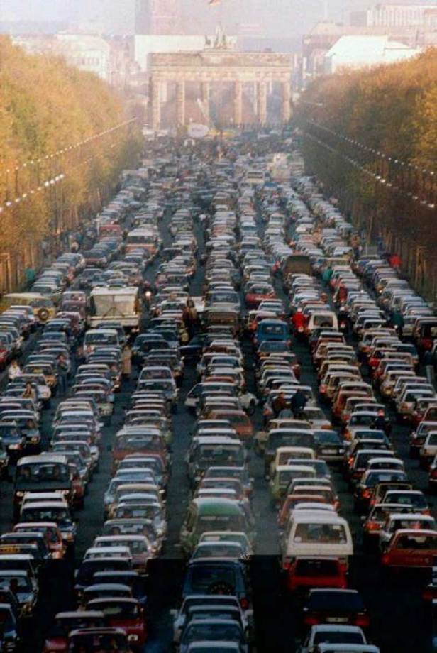  آلمان شرقی و غربی - هنگامی که دیوار برلین فرو ریخت، مردم زیادی برای دیدن خانواده و خویشاوندان خود از آلمان شرقی و غربی به سمت هم شتافتند. در آوریل ۱۹۹۰، روز عید پاک، قریب ۱۸ میلیون وسیله‌ نقلیه به سمت جاده‌ها سرازیر شدند. نیازی به گفتن نیست که این حجم از خودرو چه ترافیک شدیدی در این مسیر به بار آورد.