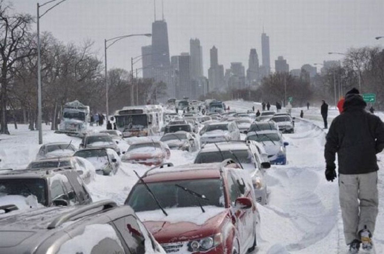 ترافیک در شیکاگو - اول فوریه‌ سال ۲۰۱۱ تصادفات جاده‌ای به علت بارش برف در شیکاگو اتفاق افتاد و رانندگان زیر نیم متر برف در خودروی خود زندانی شده بودند!