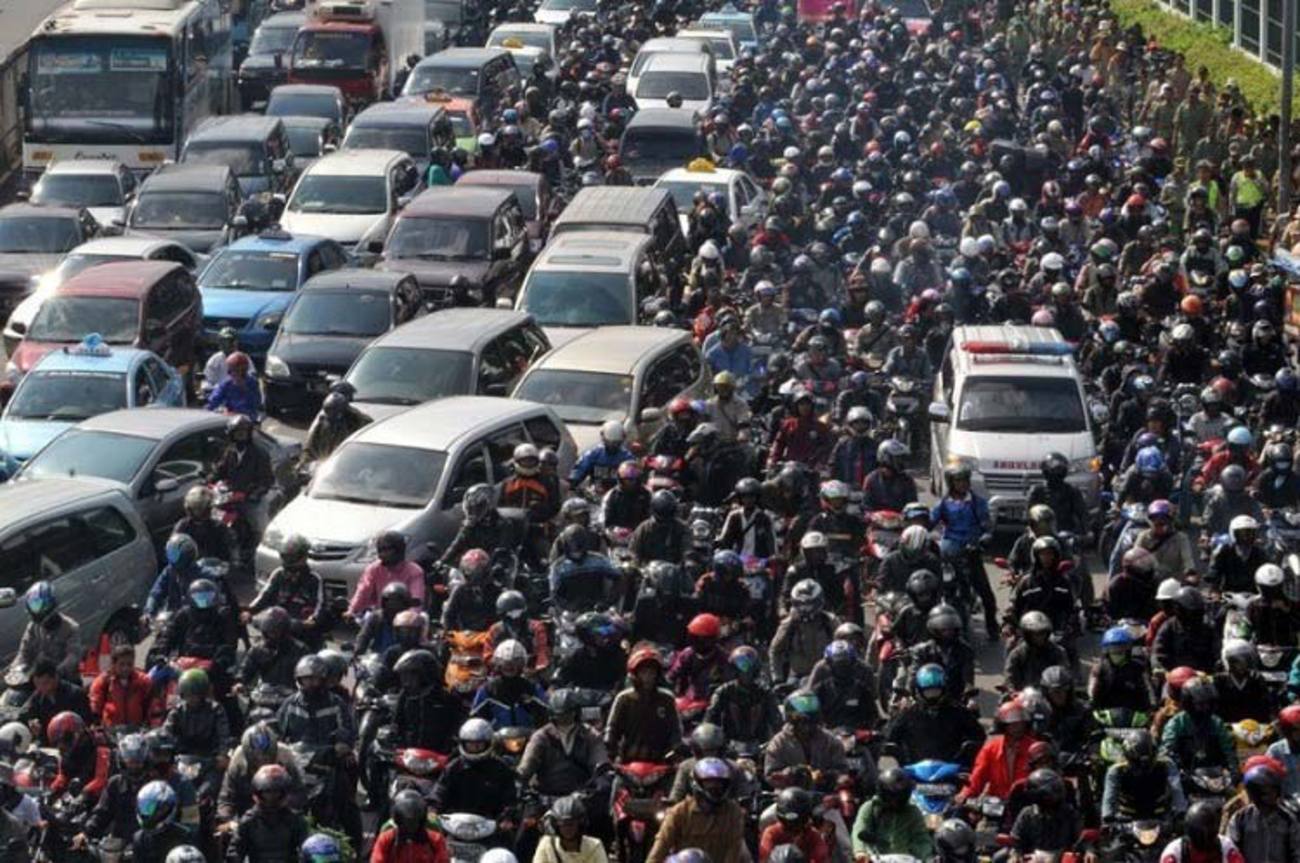 ترافیک در اندونزی - بنا بر یک مطالعه‌ انجام شده توسط شرکت کاسترول، جاکارتا بدترین شهر جهان از نظر ترافیک است. نتیجه‌ این مطالعه نشان داده است که هر راننده به طور متوسط ۳۳۲۴۰ مرتبه لنت ترمز خود را فشار می‌دهد که همین عامل نشان از وضعیت بد ترافیکی این شهر دارد. برنامه‌ محیط زیست ملل متحد (UNEP) شهر جاکارتا را سومین شهر آلوده‌ دنیا اعلام کرد (مکزیکو سیتی اولین شهر و بانکوک دومین شهر است) که ۶۷درصد این آلایندگی این شهر مربوط به اتومبیل‌ها است.
