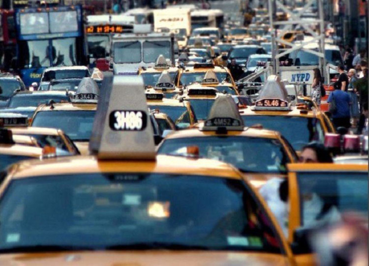 ترافیک در نیویورک - روز ۱۱ سپتامبر (انفجار برج‌های دو قلو) مردم نیویورک عجله داشتند تا هر چه سریع‌تر از شهر خارج شوند. پل‌ها و تونل‌ها فقط برای وسایل نقلیه‌ اضطراری قابل دسترس و خیابان‌های شهر از خودرو مسدود شده بود. در مجموع مردم نیویورک هنوز هم ساعات زیادی را در ترافیک طی می‌کنند.