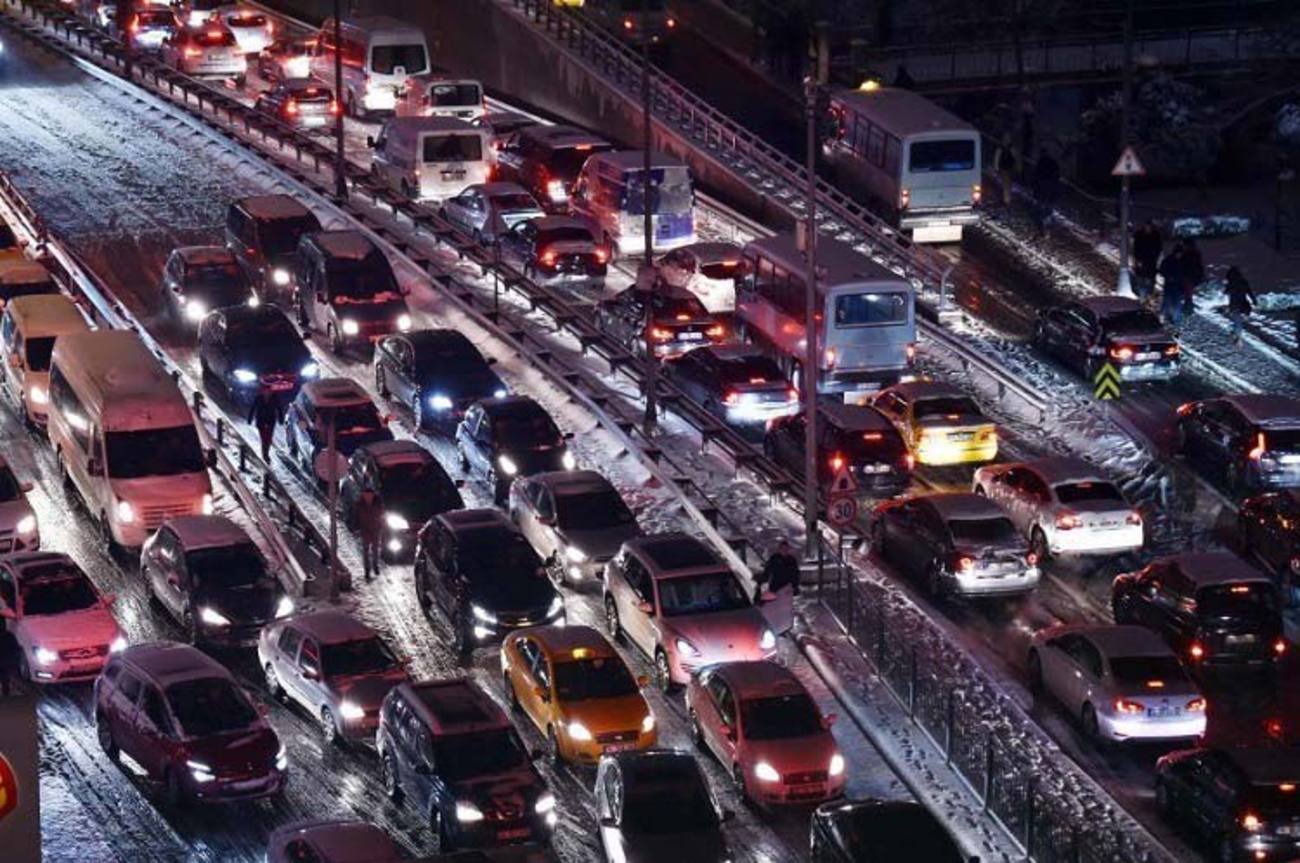 ترافیک در فرانسه - ترافیک فوریه‌ ۱۹۸۰ یکی از طولانی‌ترین ترافیک‌های تاریخ فرانسه بود که در مسیر آزادراه لیون به پاریس به طول ۱۷۶ کیلومتر ادامه داشت. رانندگان در حال بازگشت به پایتخت با طوفان شدیدی مواجه شدند که باعث بروز تصادف و مسدود شدن راه شد. در آن روز مردم ۲۴ ساعت در ترافیک منتظر باز شدن راه بودند.