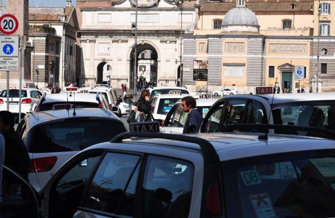 ترافیک در ایتالیا - ایتالیا یکی از بالاترین آمار تراکم خودرو در جهان را دارد. بی‌ملاحظگی رانندگان نسبت به قوانین و عدم رعایت حقوق عابران پیاده، علت اصلی تصادفات در این کشور تشخیص داده شده است. شاید نتوان گفت مردم شهر رم بدترین رانندگان دنیا هستند، اما بدون شک بدترین رانندگی را در ایتالیا دارند. اتومبیل‌ها، موتورسیکلت‌ها و سایر وسایل نقلیه به راحتی در کوچه‌ها و مسیرهای باریک تردد می‌کنند و هیچ توجهی به علایم رانندگی ندارند.