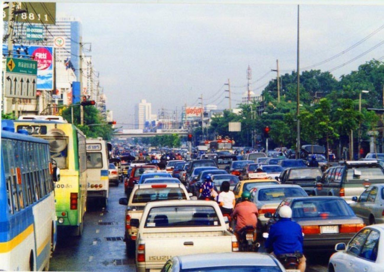 ترافیک در بانکوک - ترافیک بانکوک به حدی شدید است که به راحتی می‌توانید طعم دود را در آن احساس کنید! مالکیت خودرو یکی از نمادهای رفاه در پایتخت تایلند محسوب می‌شود. امروزه ۵ میلیون خودرو در بزرگراه‌ها و خیابان‌های این شهر وجود دارد حال آنکه ظرفیت این شهر نهایتا تا دو میلیون خودرو را جواب می‌دهد. نتیجه این می‌شود که یک مسیر ۱۰ دقیقه‌ای در این شهر یک ساعت طول می‌کشد. در فصل بارندگی، آب گرفتگی هم به یکی از دلایل ترافیک اضافه می‌شود.