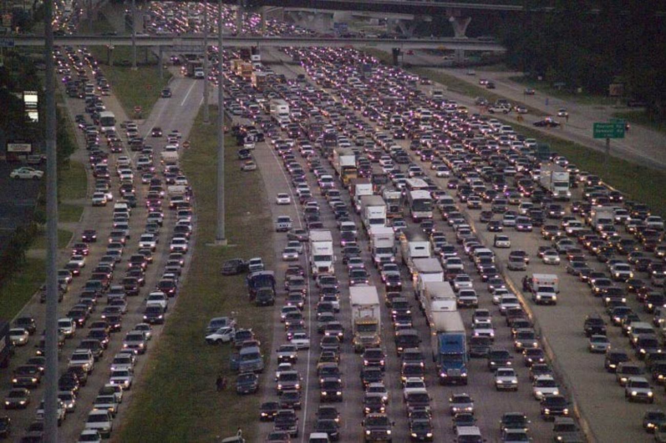 شهر هوستون، ایالت تگزاس آمریکا - ۲۱ سپتامبر ۲۰۰۵ ترس از طوفان ریتا، اهالی هوستون را بر آن داشت هر چه سریع‌تر این شهر را تخلیه کنند. حدود ۲/۵ میلیون نفر سعی به ترک شهر داشتند و در نتیجه یک ترافیک ۱۶۰ کیلومتری در جاده‌ ایالتی ۴۵ اتفاق افتاد. برخی رانندگان در مسیر گالوستون به دالاس به مدت ۴۸ ساعت در ترافیک گیر کردند. از این رو خیلی از رانندگان از خودروهای خود پیاده شدند و با یکدیگر به گفت وگو پرداختند!