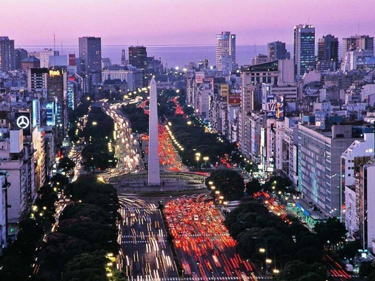 ترافیک در بوینس آیرس - بنا بر مطالعه‌ شرکت کاسترول، آرژانتین جزو ۱۰ کشور نخستی است که بدترین بن‌بست‌های ترافیکی را دارد. اخیراً مسیرهای مخصوص دوچرخه در این شهر ایجاد شده است تا افراد را ترغیب کند، کمتر سراغ رانندگی با خودروی شخصی بروند.