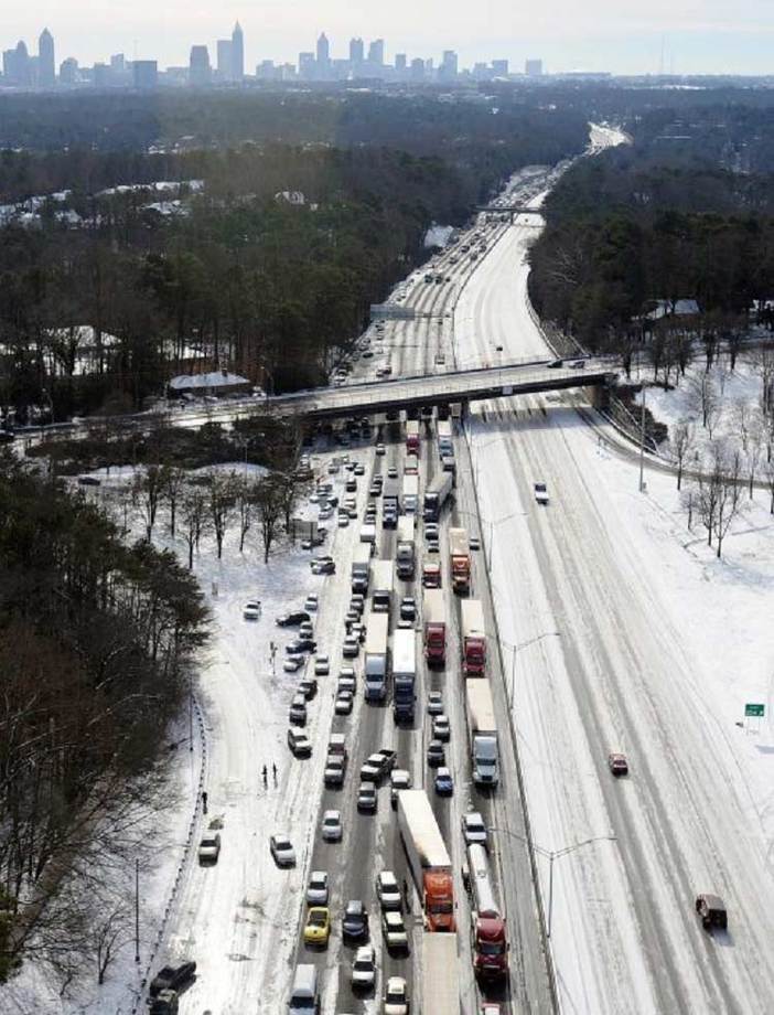 ترافیک در آتلانتا - ژانویه‌ ۲۰۱۴ برف بی‌سابقه‌ای در آتلانتا شروع به بارش کرد و رانندگان را غافلگیر کرد. این برف باعث شد یک میلیون راننده در جاده به مدت ۱۲ ساعت توقف کامل داشته باشند. در میان این ترافیک، یک خانم باردار فرزندش را زایمان کرد.
