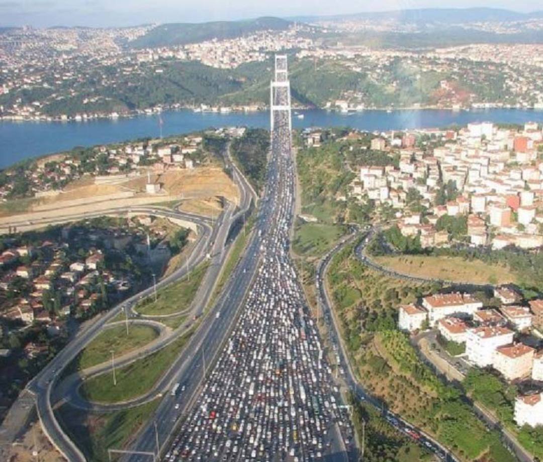 ترافیک در استانبول - به نقل از نظرسنجی‌های انجام شده توسط تام‌تام، شهر استانبول ترکیه بیشترین تراکم ترافیک را در سال ۲۰۱۵ داشته است. در این شهر یک مسیر نیم‌ساعته به مدت یک ساعت طول می‌کشد که همین امر باعث می‌شود سالانه ۱۲۵ ساعت از زمان افراد در ترافیک هدر برود.