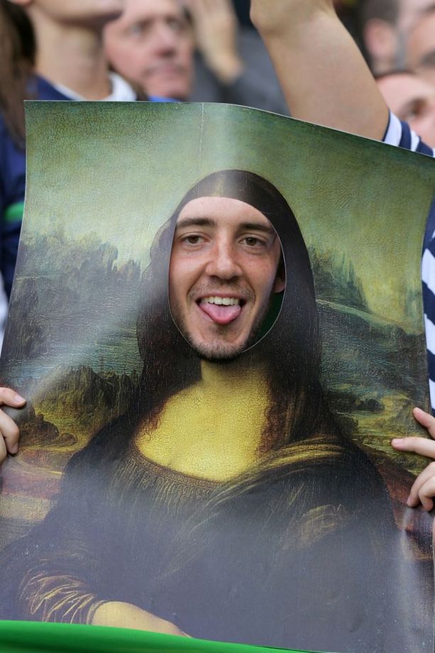 یک هوادار تیم ایتالیا با نقاشی بریده شدۀ لبخند ژوکوند اثر لئوناردو داوینچی