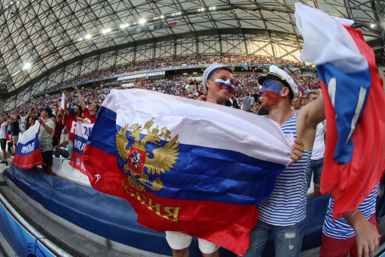 هواداران تیم روسیه با پرچم کشورشان