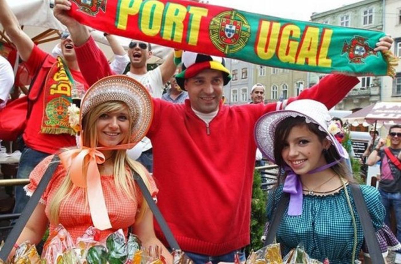 هواداران تیم پرتغال با لباس محلی به تشویق رونالدو آمدند